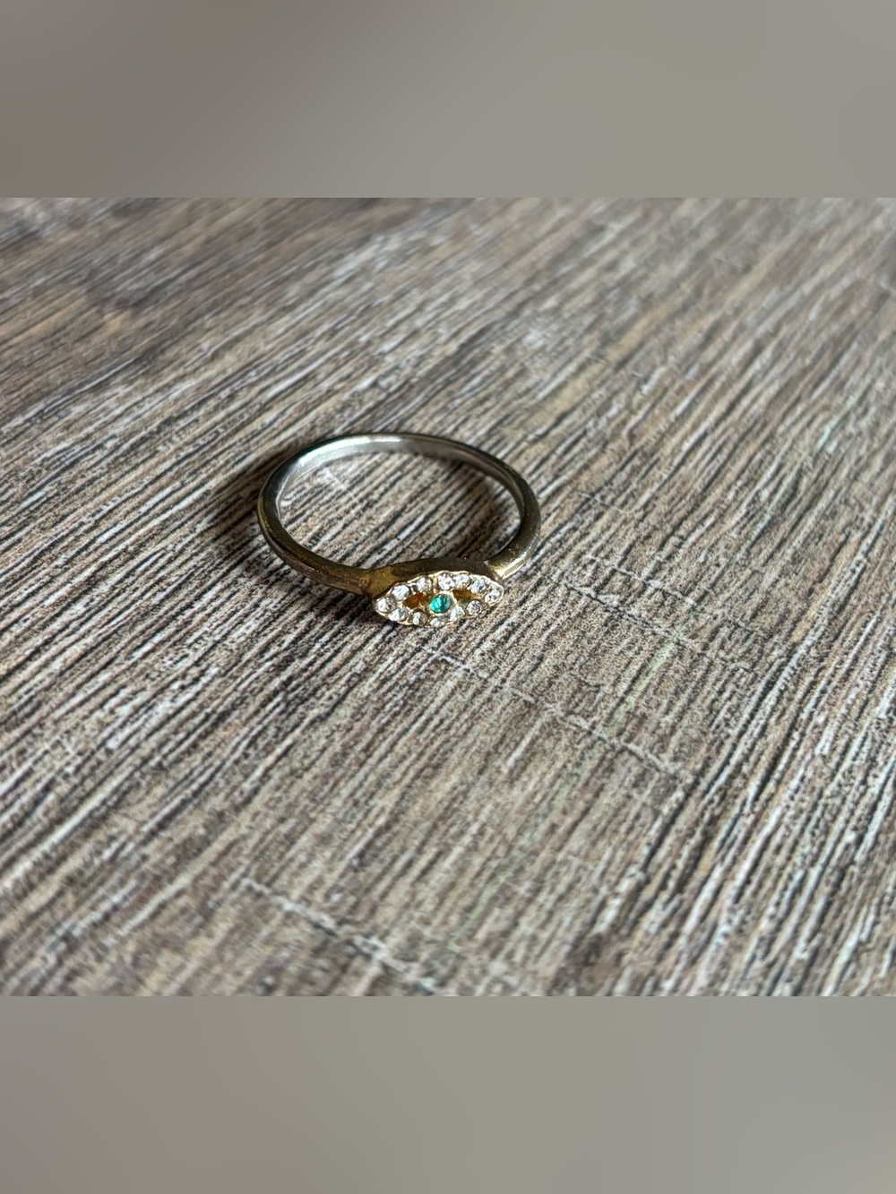 Vintage women’s size 11 evil eye metal ring central green stone and rhinestones